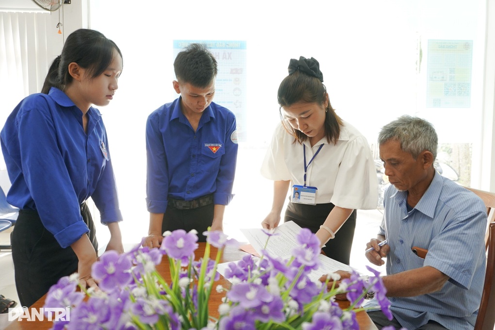 Xã cử cán bộ phục vụ người dân tại nhà  - 2