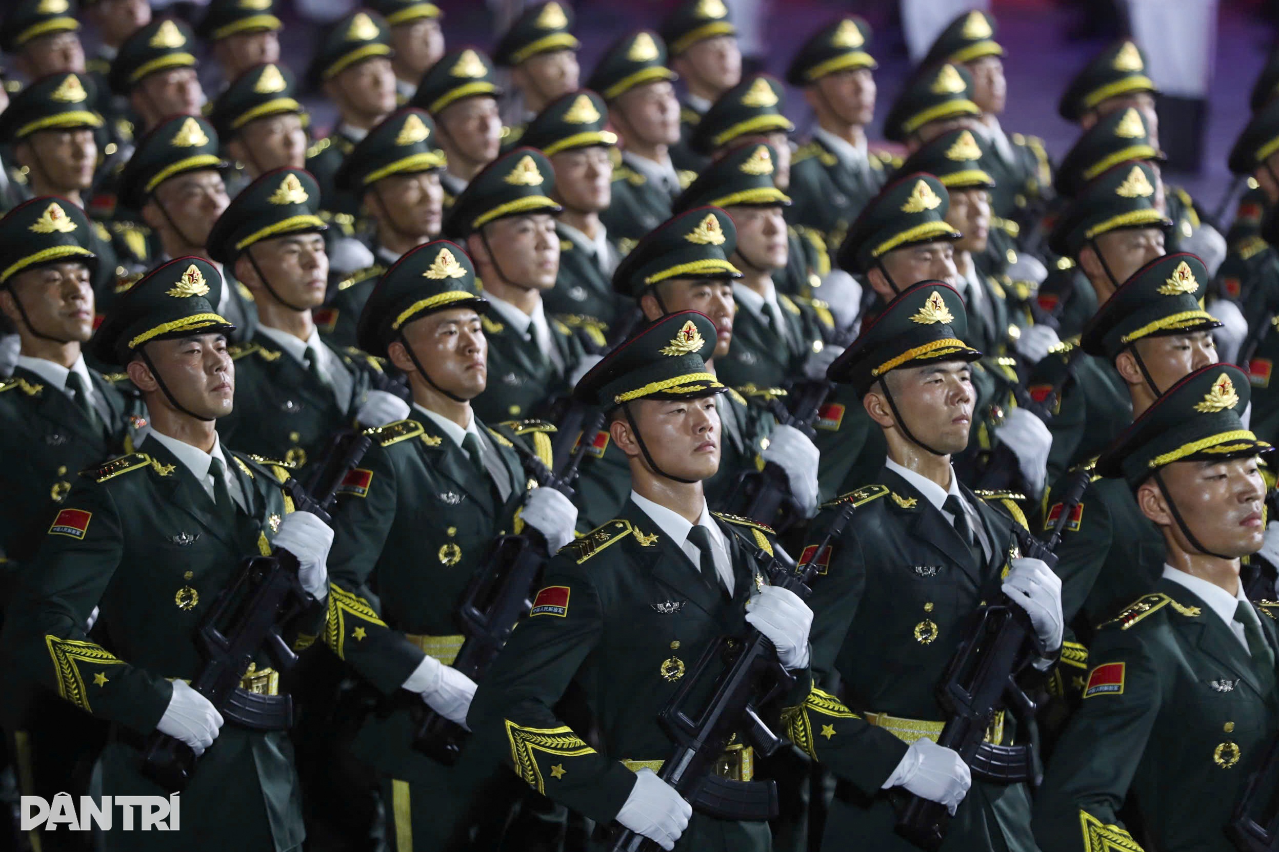 View - Đoàn quân diễu binh trùng trùng như sóng tại buổi sơ duyệt đại lễ 30/4 | Báo Dân trí