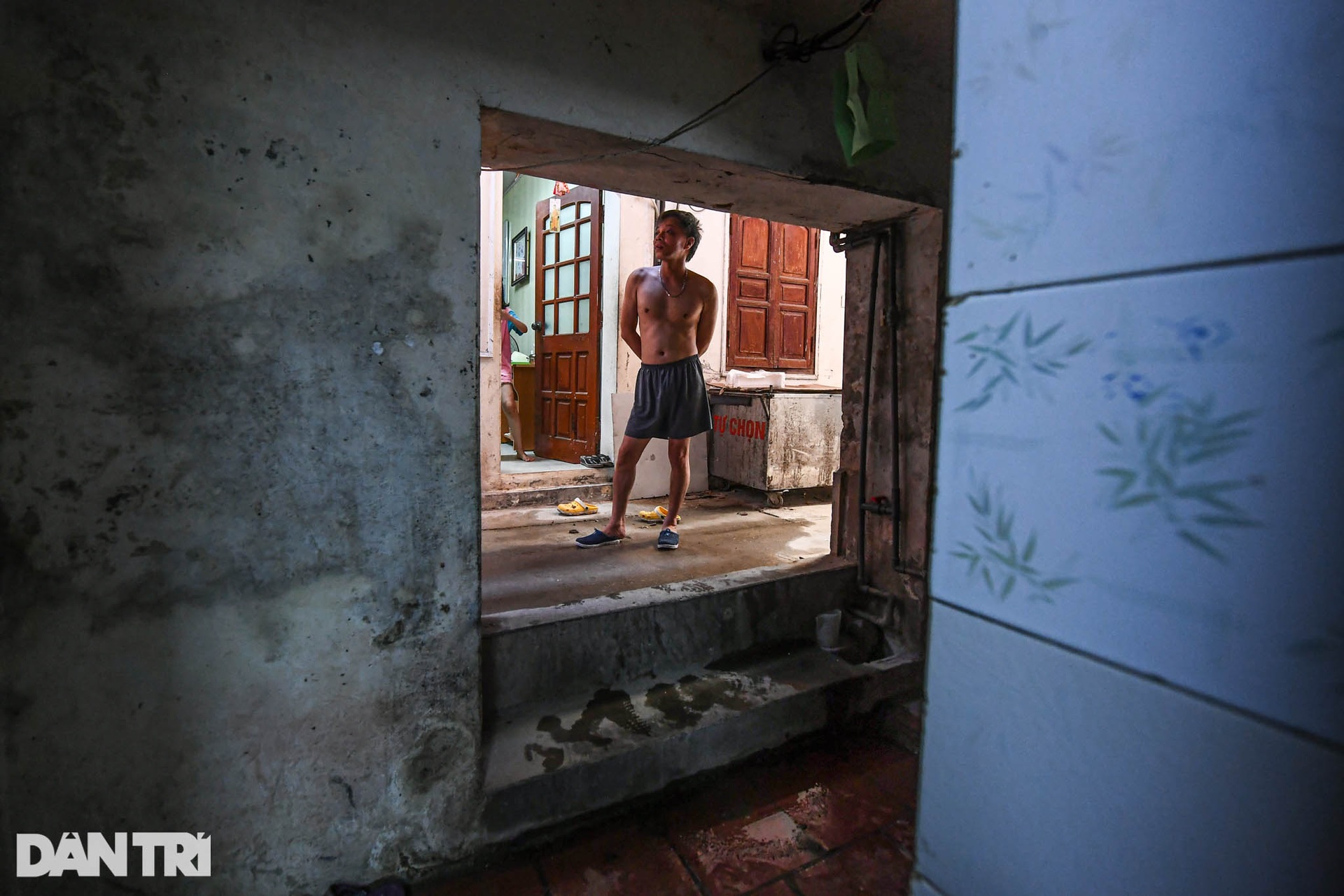 Nhà biến thành hầm ẩm thấp, dột nát tại chung cư tập thể cũ Hà Nội - 7 Nhà biến thành hầm ẩm thấp, dột nát tại chung cư tập thể cũ Hà Nội - 7