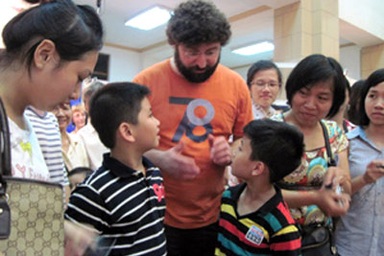 Tác giả “Lão Kẹo gôm” được độc giả nhí săn đón tại Hà Nội