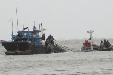 3 ngư dân thoát chết sau nửa giờ vật lộn với sóng dữ