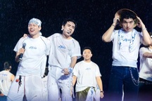 Hàng chục nghìn người đội mưa xem dàn "Anh trai say hi" hát và… khóc