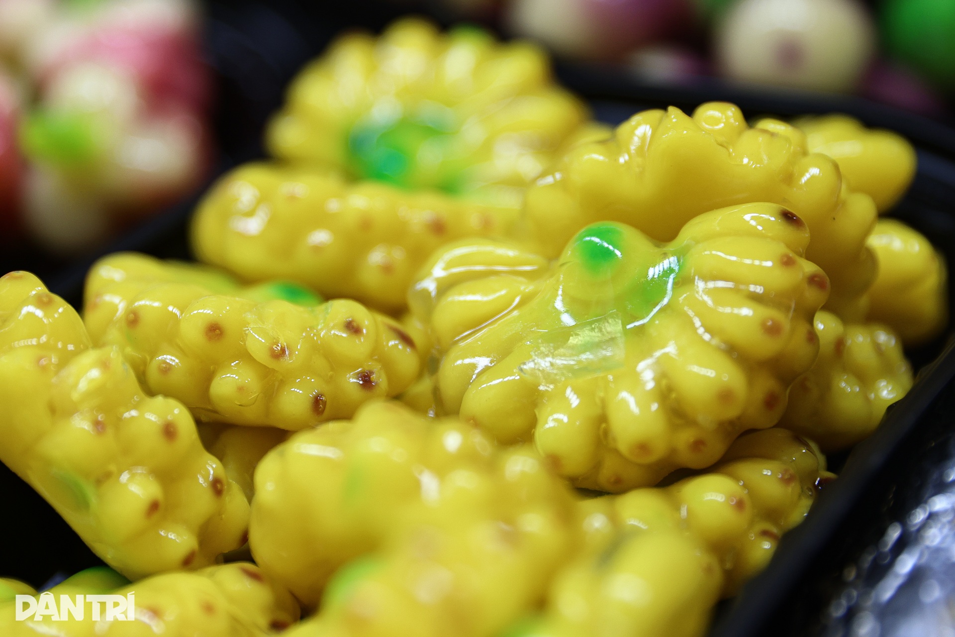 Phố đêm nhộn nhịp ở chợ cổ gần 100 năm tuổi tại TPHCM - 6