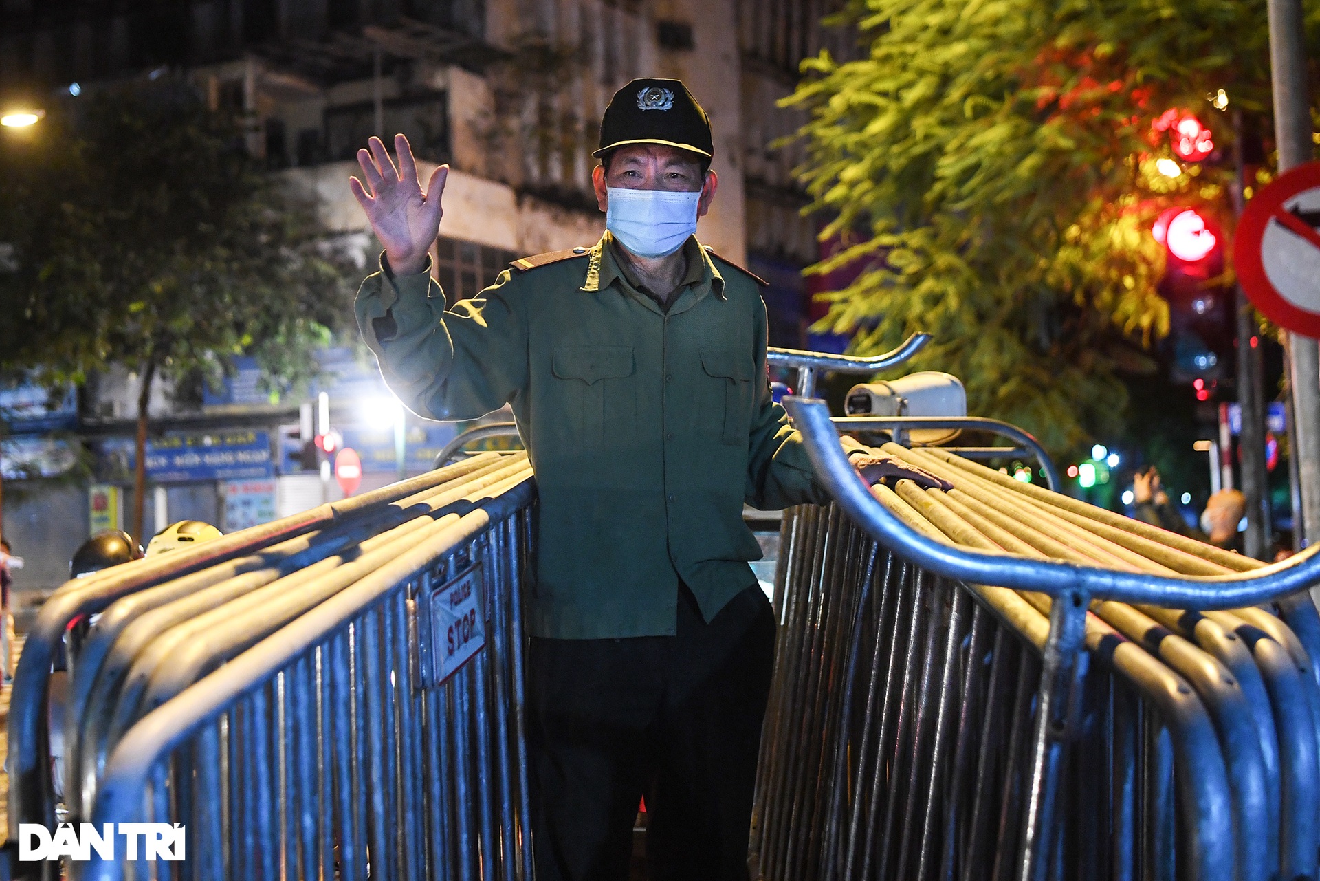 Người dân Hà Nội ra đường phất cờ giữa đêm mừng BV Việt Đức gỡ cách ly - 11 Người dân Hà Nội ra đường phất cờ giữa đêm mừng BV Việt Đức gỡ cách ly - 11
