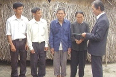 Trao tiền bạn đọc ủng hộ các gia đình gặp khó khăn ở Hà Tĩnh