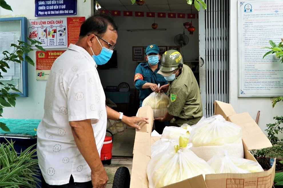 Cán bộ kéo xe ba gác đi từng ngõ, gõ cửa từng nhà trao gạo tới người dân - 2 Cán bộ kéo xe ba gác đi từng ngõ, gõ cửa từng nhà trao gạo tới người dân - 2