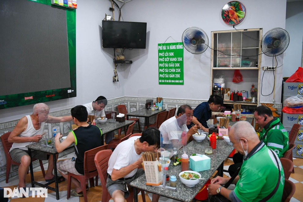 Hàng ăn sáng ở Hà Nội đông đúc, người dân xếp hàng chờ được ăn phở tại quán - 2 Hàng ăn sáng ở Hà Nội đông đúc, người dân xếp hàng chờ được ăn phở tại quán - 2