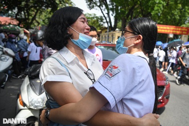 Phụ huynh thở phào vì "không có thử nghiệm mới" ở kỳ thi lớp 10