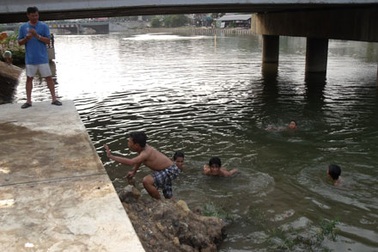 Đua nhau “phi thân” xuống dòng kênh bẩn nhất Sài Gòn 