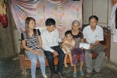 Gần 40 triệu đồng của bạn đọc được trao đến 2 hoàn cảnh thương tâm