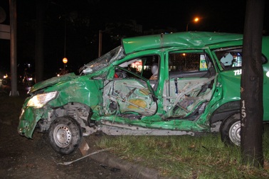 Tài xế taxi kẹt cứng trong chiếc ô tô bẹp dúm