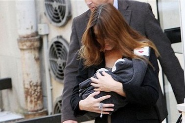 Công chúa điện Elysee lần đầu xuất hiện trước công chúng