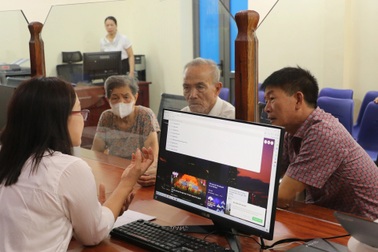 Cặp đôi U90 đi đăng ký kết hôn trong ngày đầu vận hành chính quyền 2 cấp