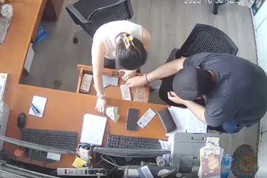 Khách nước ngoài nhờ đổi ngoại tệ rồi giật xấp tiền bỏ chạy