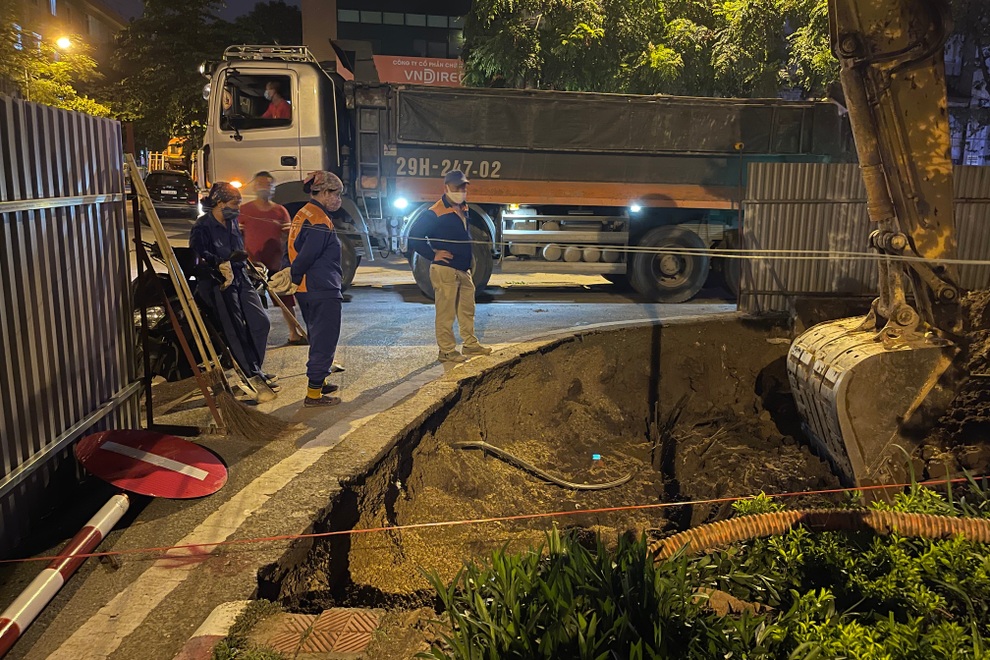 Xuyên đêm xén dải phân cách, mở rộng tuyến đường đẹp nhất thủ đô - 4 Xuyên đêm xén dải phân cách, mở rộng tuyến đường đẹp nhất thủ đô - 4