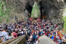 Hàng vạn du khách chen chân chật cứng ở chùa Hương
