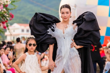 Trà Ngọc Hằng catwalk cùng con gái 6 tuổi, nói gì về sự cố bị đọc nhầm tên?