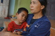 Khốn cùng người phụ nữ chồng mất, con trai suy thận nặng, cháu bại não