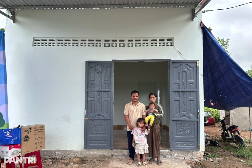 Bạn đọc Dân trí tặng nhà Nhân ái cho vợ chồng nghèo ở xã biên giới - 1 Bạn đọc Dân trí tặng nhà Nhân ái cho vợ chồng nghèo ở xã biên giới - 1