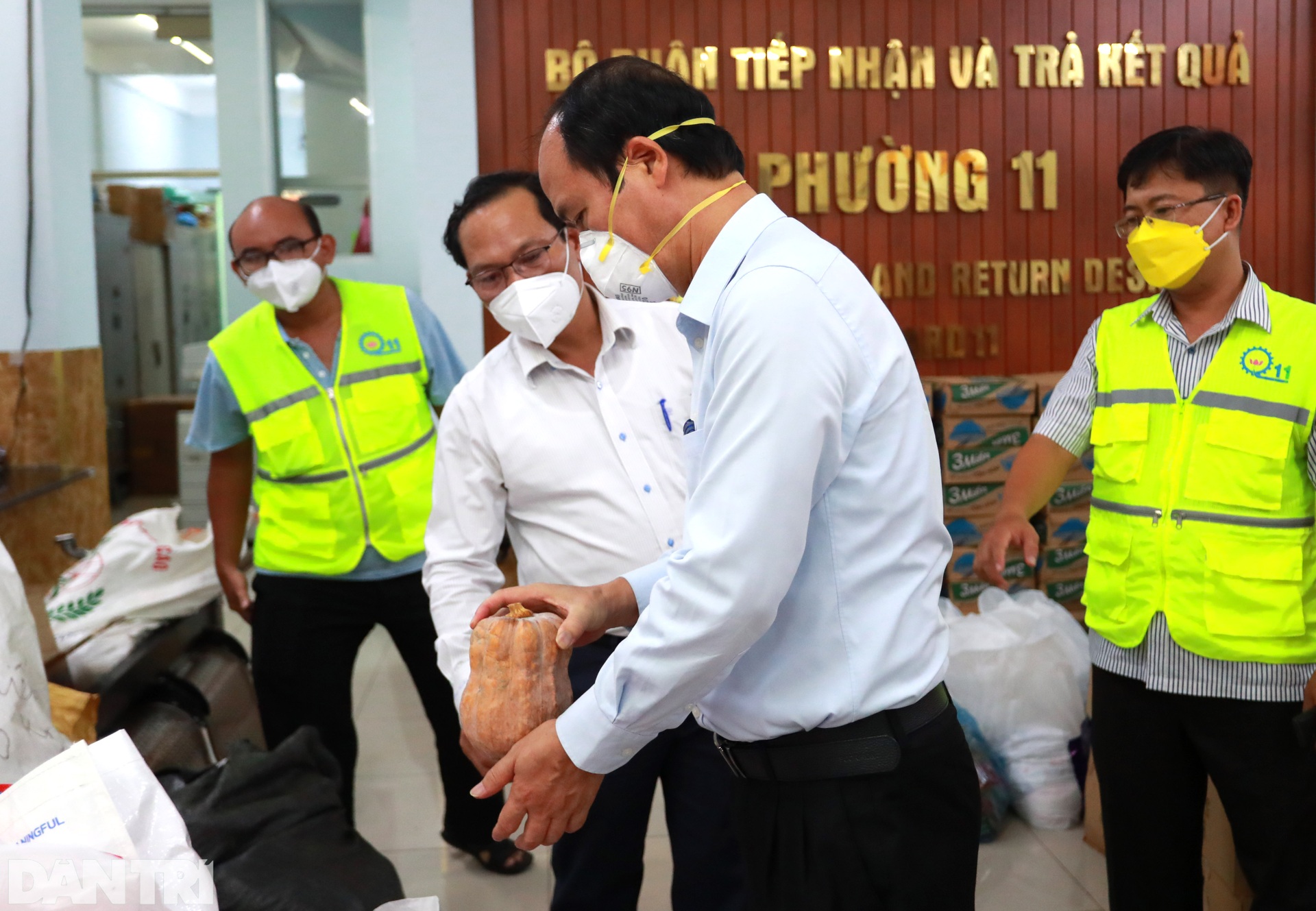 Thứ trưởng Bộ LĐ-TBXH đi từng nhà kiểm tra việc hỗ trợ người dân - 13