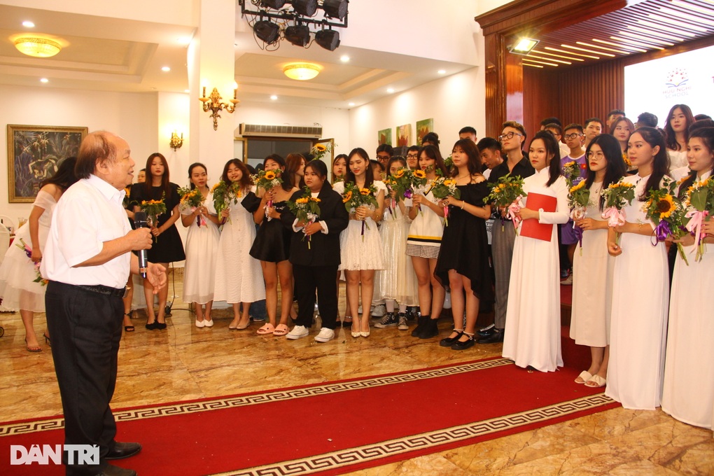 Xúc động hình ảnh học trò ôm chặt cha mẹ, thầy cô trong lễ trưởng thành - 1 Xúc động hình ảnh học trò ôm chặt cha mẹ, thầy cô trong lễ trưởng thành - 1