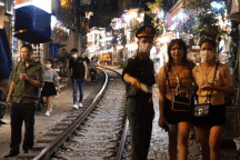 Phố cà phê đường tàu bị cấm giữa đêm, hàng trăm du khách ngỡ ngàng