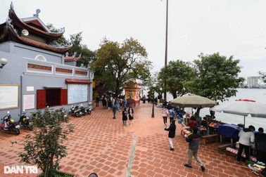 Phủ Tây Hồ bất ngờ vắng vẻ ngày mở cửa trở lại