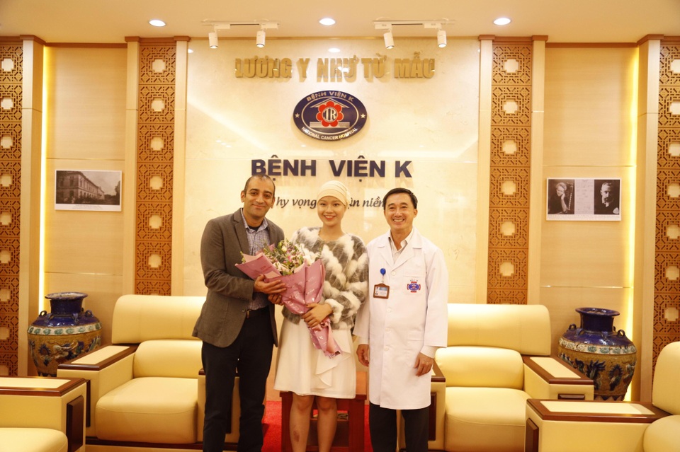 Hoa khôi truyền cảm hứng Thuỷ Tiên tươi tắn tặng quà cho người bệnh trước giờ truyền hoá chất - 3 Hoa khôi truyền cảm hứng Thuỷ Tiên tươi tắn tặng quà cho người bệnh trước giờ truyền hoá chất - 3
