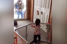 "Cay mắt" xem những hành động của bé con khi bố đi làm về