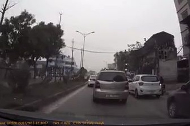 Phụ nữ đi xe máy không quan sát, tạt đầu ô tô sang đường