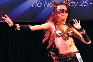 Vũ công bellydance hóa thân thành “Miêu nữ” nóng bỏng