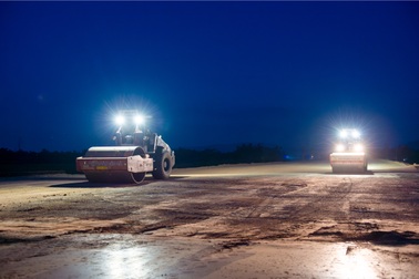 Công nhân thi công xuyên đêm trên cao tốc Quảng Ngãi - Hoài Nhơn