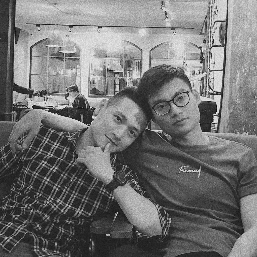 Cặp đôi LGBT bắt đầu chuyện tình qua app hẹn hò và cái kết cầu hôn lãng mạn - 2 Cặp đôi LGBT bắt đầu chuyện tình qua app hẹn hò và cái kết cầu hôn lãng mạn - 2