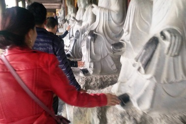 Những hình ảnh phản cảm đầu năm tại ngôi chùa lớn nhất Việt Nam