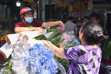Chợ hoa lớn nhất TPHCM đìu hiu trước dịp lễ 20/10