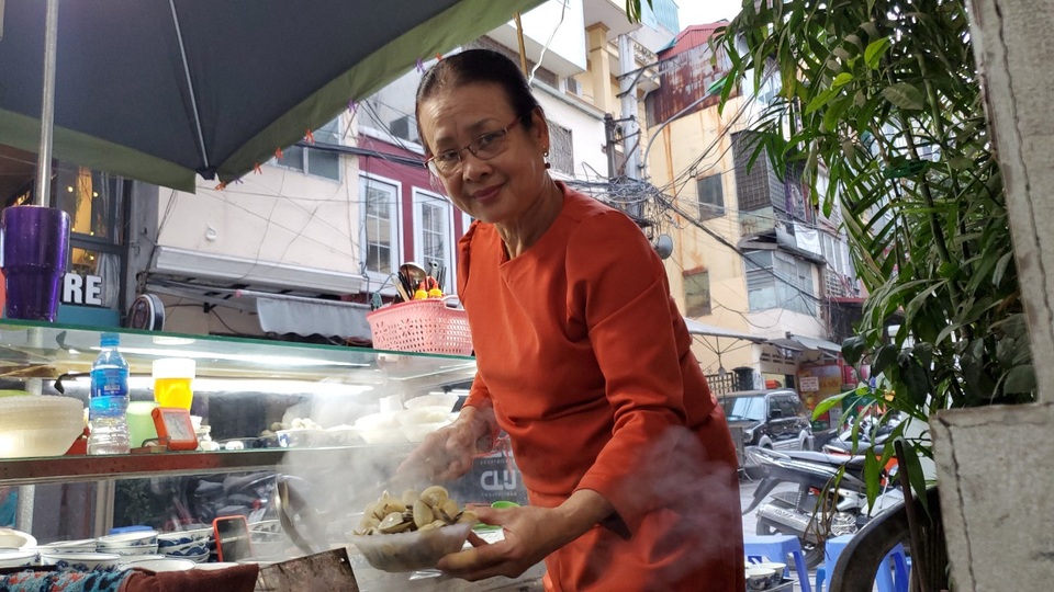Hà Nội: Quán ốc đông khách của bà chủ chỉ dùng nụ cười, cử chỉ khi bán hàng - 1 Hà Nội: Quán ốc đông khách của bà chủ chỉ dùng nụ cười, cử chỉ khi bán hàng - 1