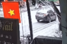 Ô tô lật ngửa sau một va chạm tưởng như không mấy nghiêm trọng với xe khác