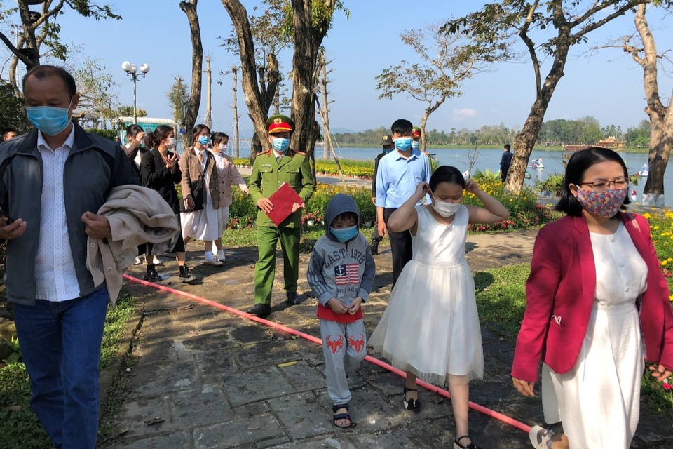Vào công viên không đeo khẩu trang, mỗi người nhận phạt 2 triệu đồng - 2 Vào công viên không đeo khẩu trang, mỗi người nhận phạt 2 triệu đồng - 2