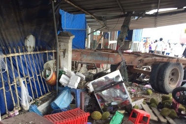 Rơ-moóc bung khỏi đầu kéo, tông người phụ nữ bán trái cây