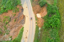 Sạt lở ở trung tâm bản Đôn, dây điện vắt vẻo bên đường