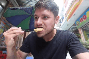 Khách Tây ăn thử đặc sản 35.000 đồng ở Hạ Long, đứng xếp hàng toát mồ hôi