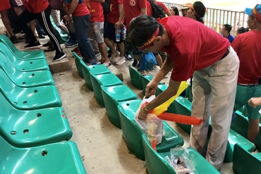 Cổ động viên Việt Nam ở lại sân nhặt rác sau trận thua của đội Olympic