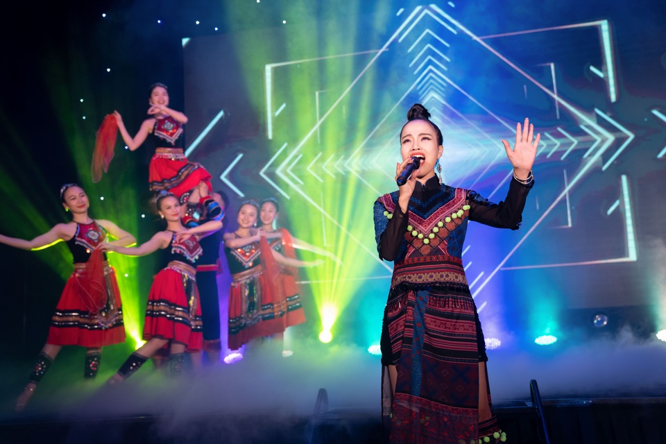 Quán quân Sao Mai Sèn Hoàng Mỹ Lam quảng bá du lịch Tây Bắc - 2 Quán quân Sao Mai Sèn Hoàng Mỹ Lam quảng bá du lịch Tây Bắc - 2