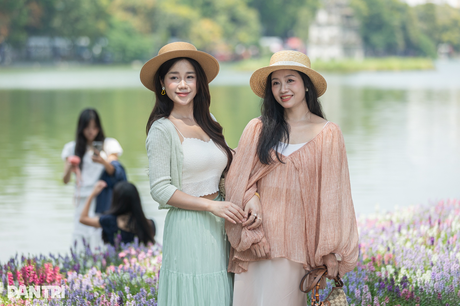 “Nàng thơ” chen chân check-in hàng hoa violet Nhật bên hồ Gươm - 4
