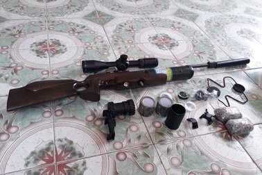 Khám xe khách phát hiện khẩu súng hơi cùng 2kg đạn chì