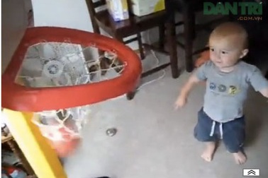 Clip "Bé 2 tuổi ném bóng đỉnh cao" ấn tượng nhất Internet tuần qua