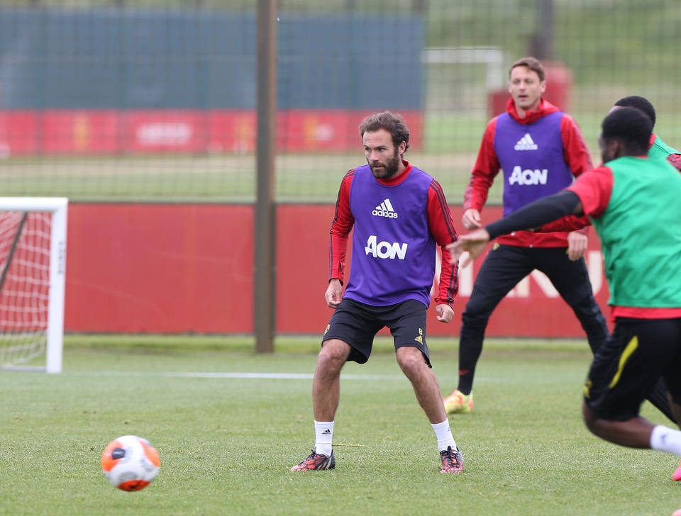 Pogba, Fernandes vui vẻ trong buổi tập toàn đội Man Utd - 10 Pogba, Fernandes vui vẻ trong buổi tập toàn đội Man Utd - 10