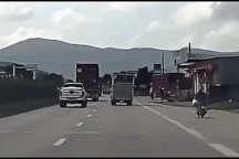 Xe tải "rụng" bánh, lốp văng lên trời, người đi đường hú vía