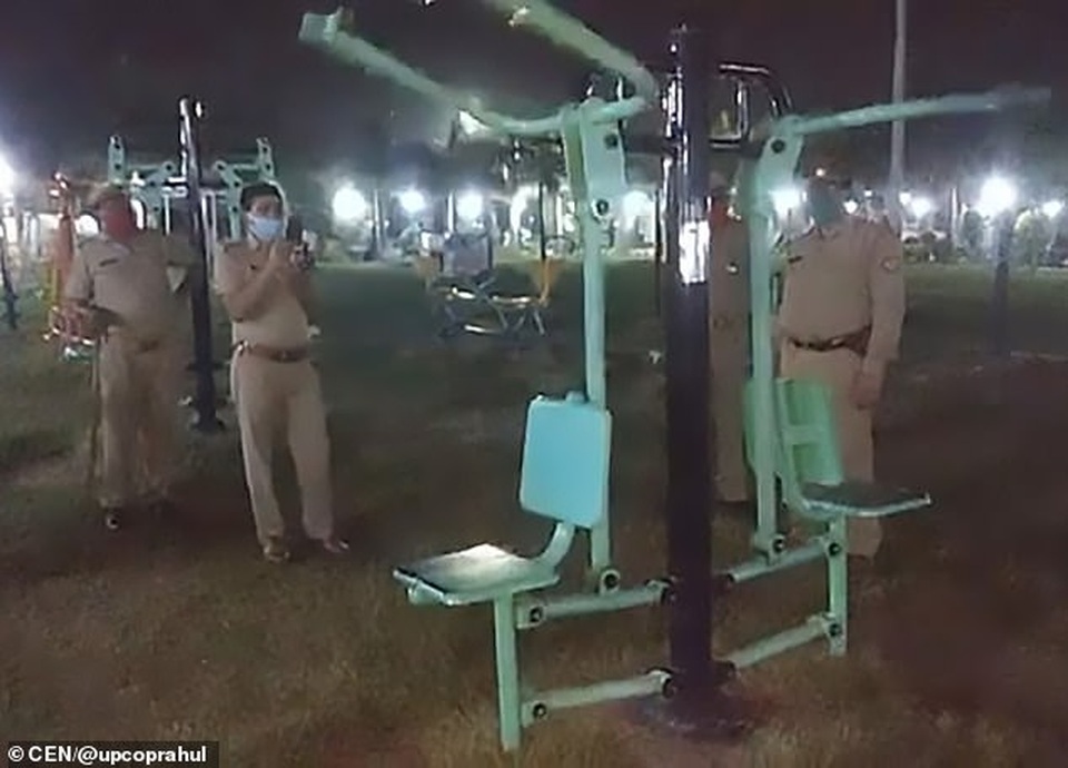 “Hoảng hồn” trước cảnh máy tập thể dục ở công viên tự chuyển động giữa đêm - 1