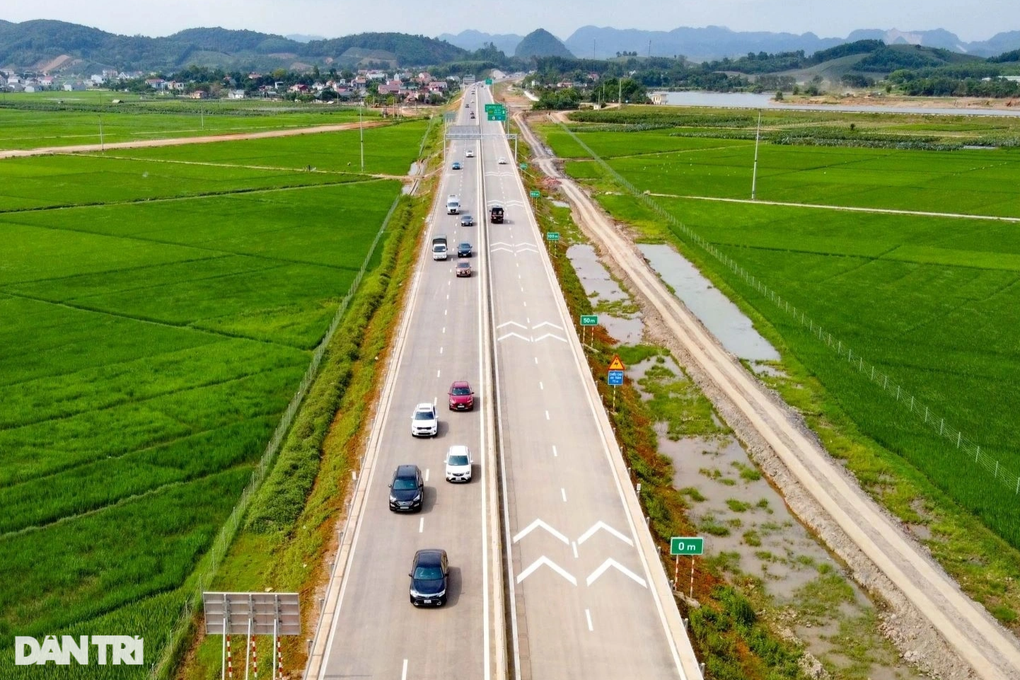 Tài xế đi nhầm hàng chục kilomet trên cao tốc vì biển chỉ dẫn mập mờ? - 4 Tài xế đi nhầm hàng chục kilomet trên cao tốc vì biển chỉ dẫn mập mờ? - 4